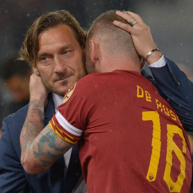 &lt;p&gt;De Rossi u zagrljaju s Tottijem&lt;/p&gt;