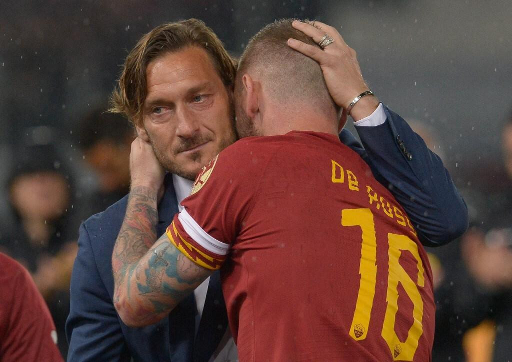 &lt;p&gt;De Rossi u zagrljaju s Tottijem&lt;/p&gt;