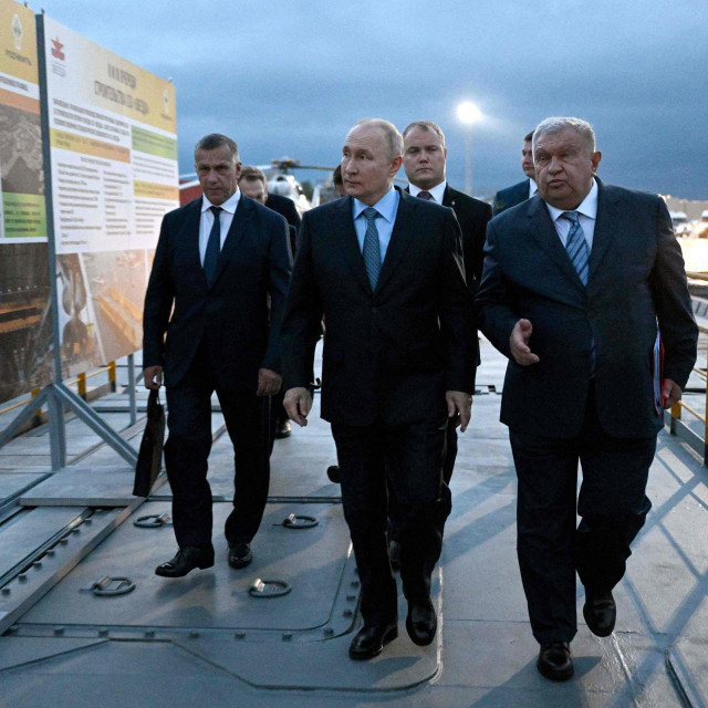 &lt;p&gt;Putin i Sečin u obilasku tankera za prijevoz plina ‘Aleksej Kosigin‘&lt;/p&gt;