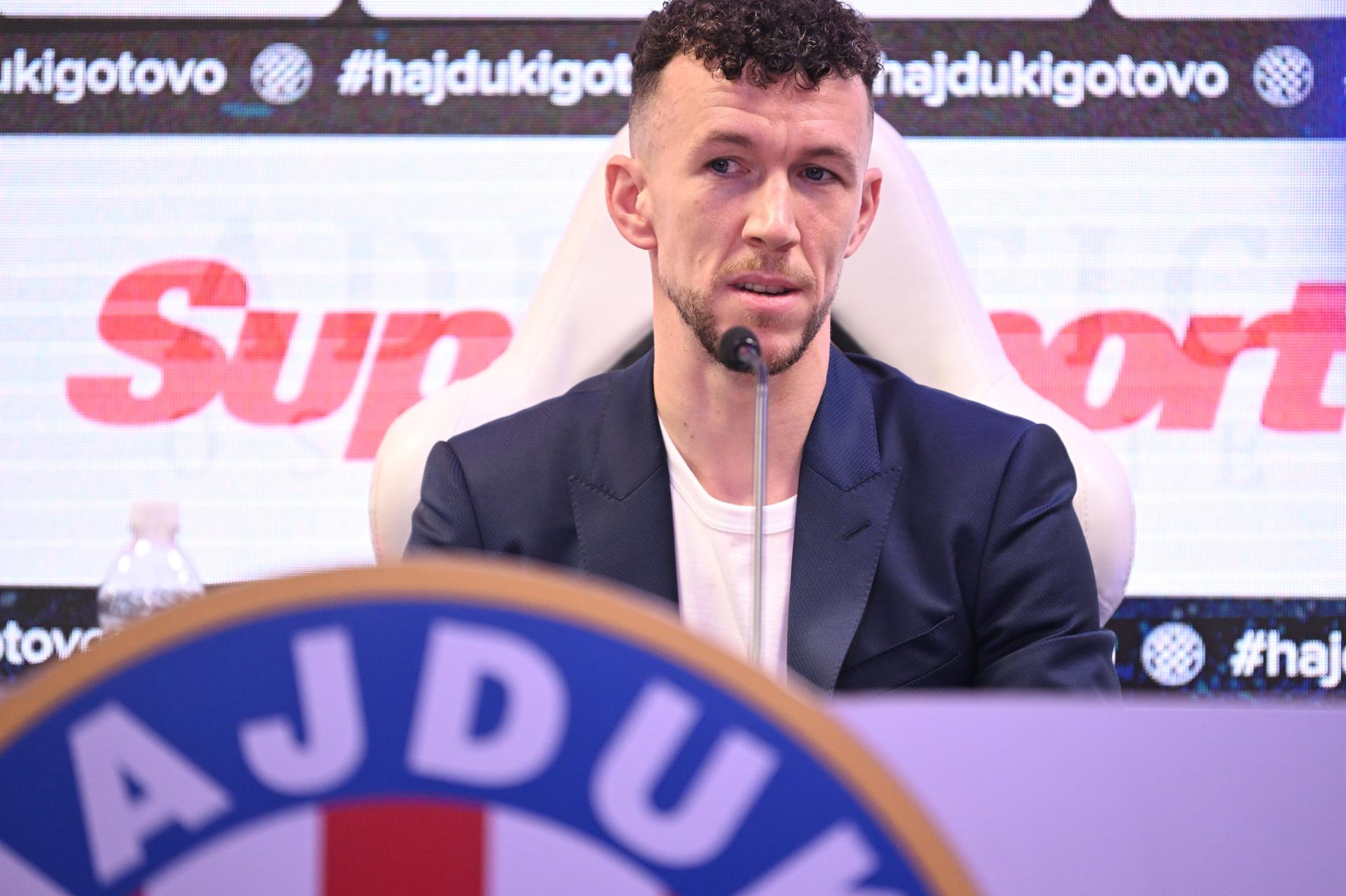 Slobodna Dalmacija Hajduk Predstavlja Ivana Peri I A U Poljudu Pratite U Ivo Konferenciju Za