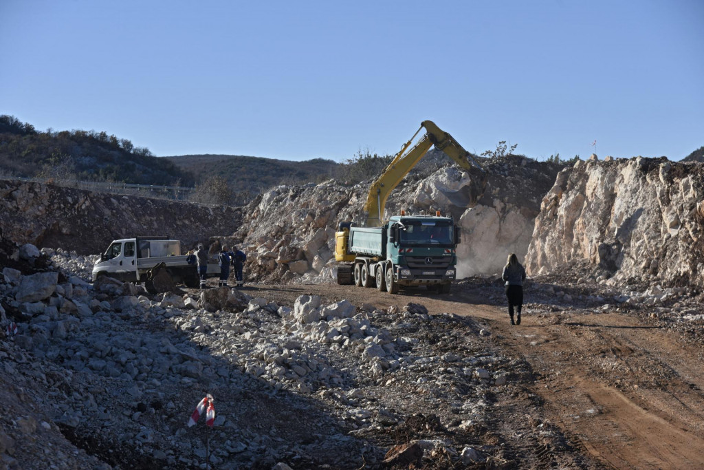 &lt;p&gt;Radnici sarajevske tvrtke ‘Euro-Asfalt’ trenutačno obavljaju svoj dio izgradnje, onaj od čvora Vučevica na Dalmatini do sjevernog ulaza u planirani tunel&lt;/p&gt;
