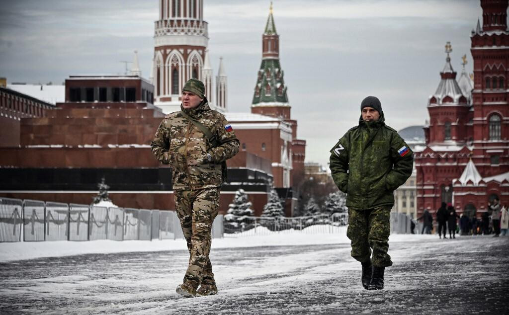 &lt;p&gt;Vojnici s oznakom ‘Z‘ na rukavu na Crvenom trgu u Moskvi&lt;/p&gt;