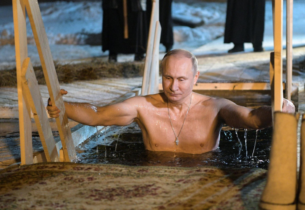 &lt;p&gt;Putin se tradicionalno kupa u ledenoj vodi na Bogojavljanje - fotografija iz 2018.&lt;/p&gt;