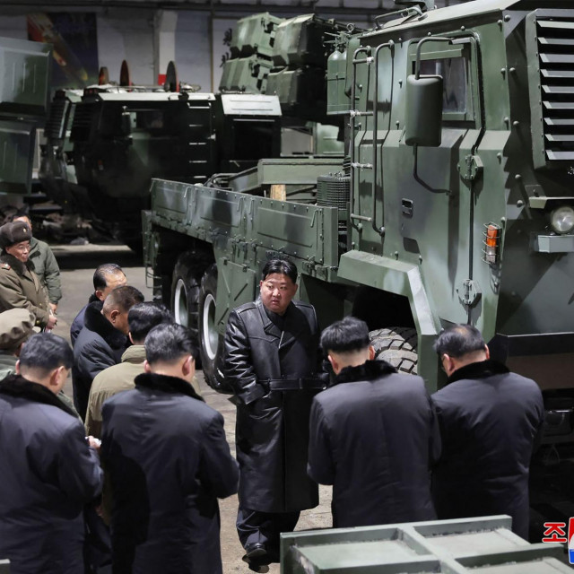&lt;p&gt;Kim Jong-un u inspekciji vojne opreme na nepoznatoj lokaciji&lt;/p&gt;