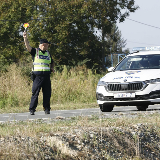 &lt;p&gt;Bizovac, 220823.&lt;br&gt;
Prometna nesreca na cesti Osijek - Nasice u kojoj je smrtno stradao pjesak, nakon naleta kamiona.&lt;br&gt;
Na fotografiji: policijski ocevid prometne nesrece.&lt;br&gt;