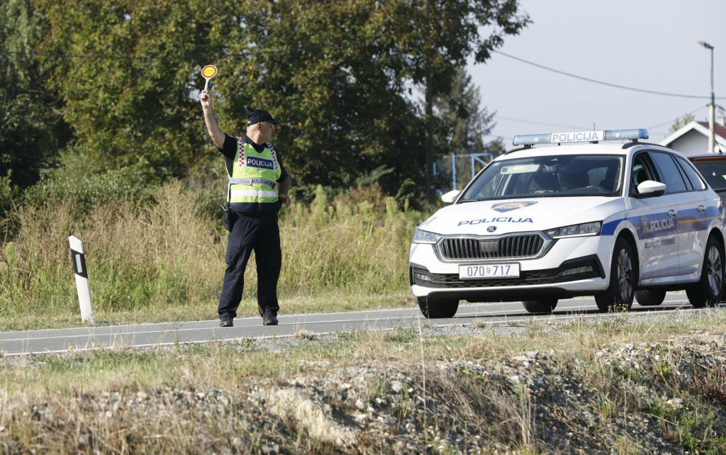 &lt;p&gt;Bizovac, 220823.&lt;br&gt;
Prometna nesreca na cesti Osijek - Nasice u kojoj je smrtno stradao pjesak, nakon naleta kamiona.&lt;br&gt;
Na fotografiji: policijski ocevid prometne nesrece.&lt;br&gt;