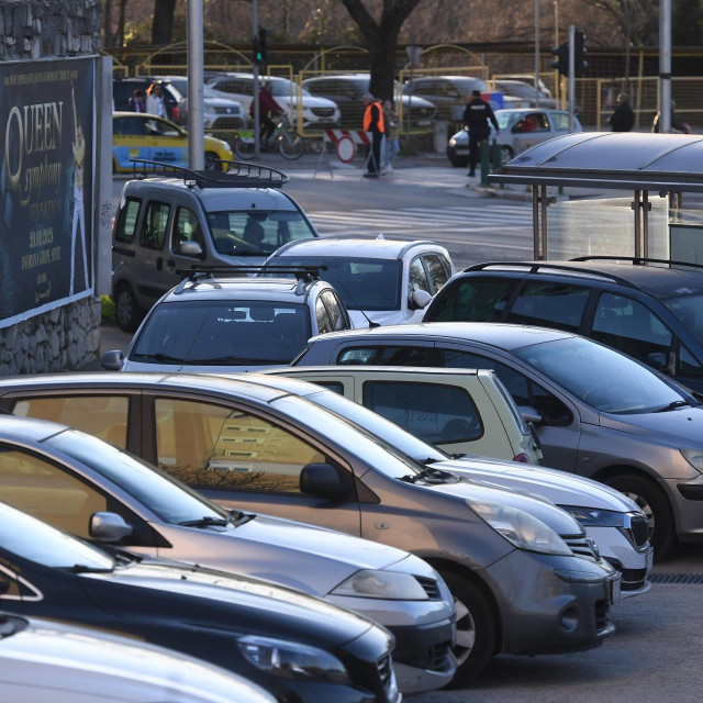 &lt;p&gt;Gužve i parkirani automobili prije utakmice Hajduk - Rijeka.&lt;/p&gt;