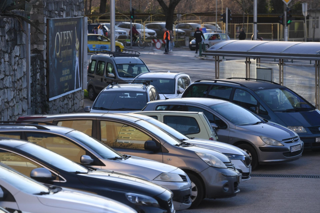 &lt;p&gt;Gužve i parkirani automobili prije utakmice Hajduk - Rijeka.&lt;/p&gt;