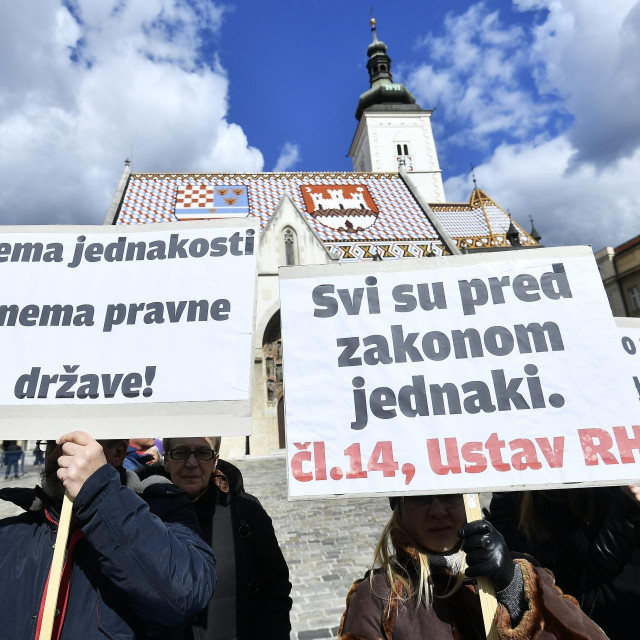 &lt;p&gt;Zaštićeni najmoprimci iz Splita su se okupili 2019. na Trgu svetog Marka kako bi izrazili nezadovoljstvo zakonom o izmjenama i dopuni zakona o najmu stanova, prije nego što su predali zahtjev za ocjenu suglasnosti zakona Ustavnom sudu.&lt;/p&gt;