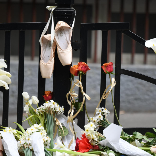 &lt;p&gt;Poruke, cvijeće i svijeće ispred škole za učenike i zaštitara koje je ubio 14-godišnji učenik u Osnovnoj školi Vladislava Ribnikara, u Beogradu&lt;/p&gt;