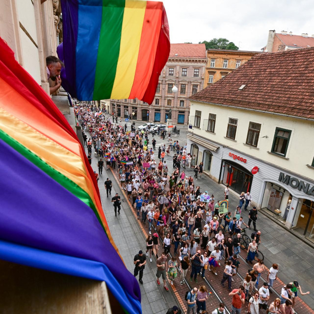 &lt;p&gt;Zagreb, 100623.&lt;br&gt;
Dvadeset i druga Povorka ponosa LGBTIQ zajednice, osoba i duginih obitelji pod sloganom Zajedno za trans prava.&lt;br&gt;
Na fotografiji: Ilica, povorka ponosa&lt;br&gt;