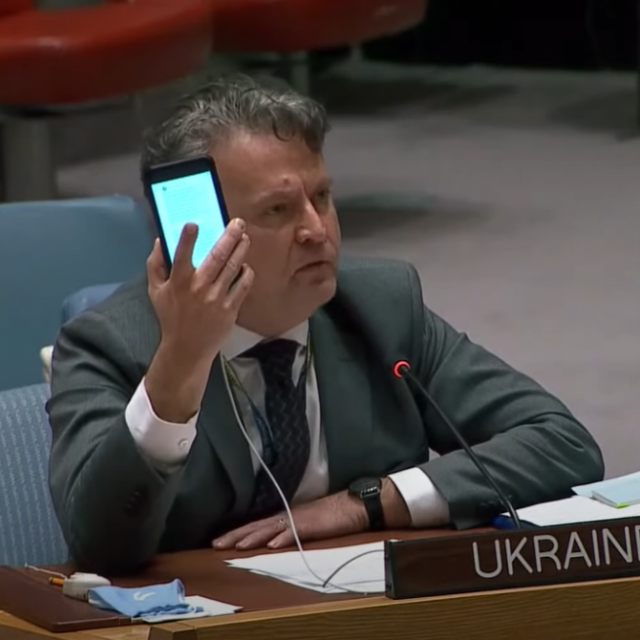 &lt;p&gt;Ukrajinski veleposlanik Sergij Kislica ljutito nudi ruskom kolegi mobitel da nazove Lavrova&lt;br&gt;
 &lt;/p&gt;