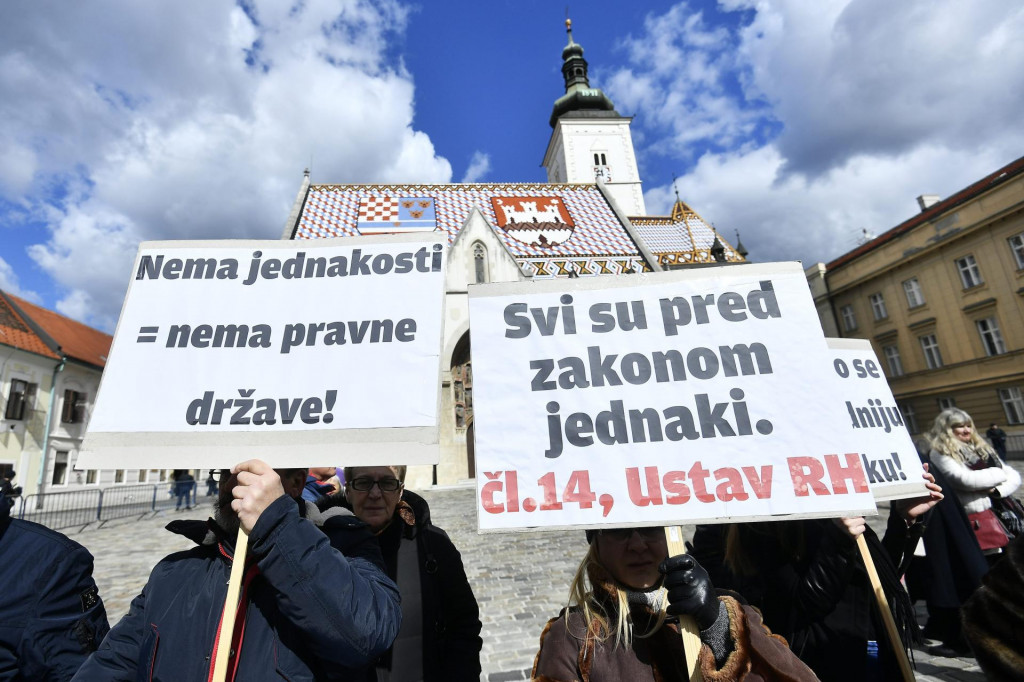 &lt;p&gt;Zaštićeni najmoprimci iz Splita su se okupili 2019. na Trgu svetog Marka kako bi izrazili nezadovoljstvo zakonom o izmjenama i dopuni zakona o najmu stanova, prije nego što su predali zahtjev za ocjenu suglasnosti zakona Ustavnom sudu.&lt;/p&gt;