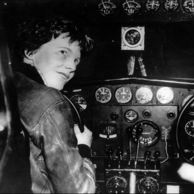 &lt;p&gt;Amelia Earhart u cockpitu zrakoplova&lt;/p&gt;