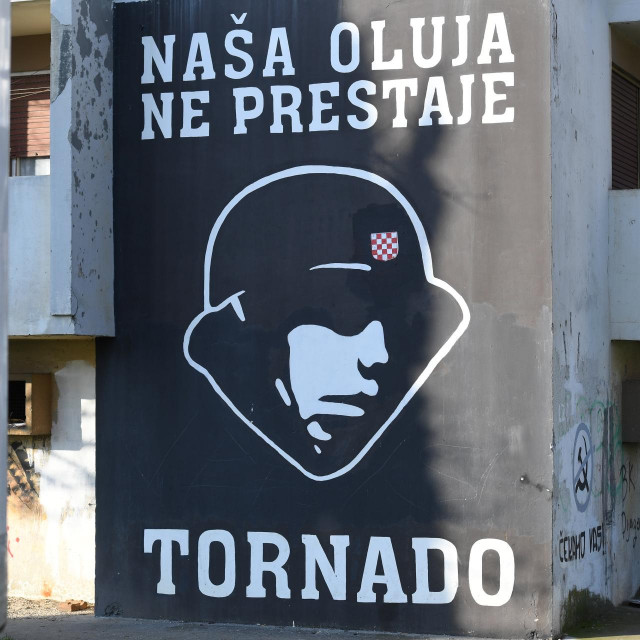 &lt;p&gt;Zadar, 010224.&lt;br&gt;
Na mural navijacke skupine Tornado, posvecen Oluji na Bulevaru nakon sto je netko preko sahovnice s prvim bijelim poljem crvenim sprejem nacrtao srce, danas je vracen isti grb.&lt;br&gt;