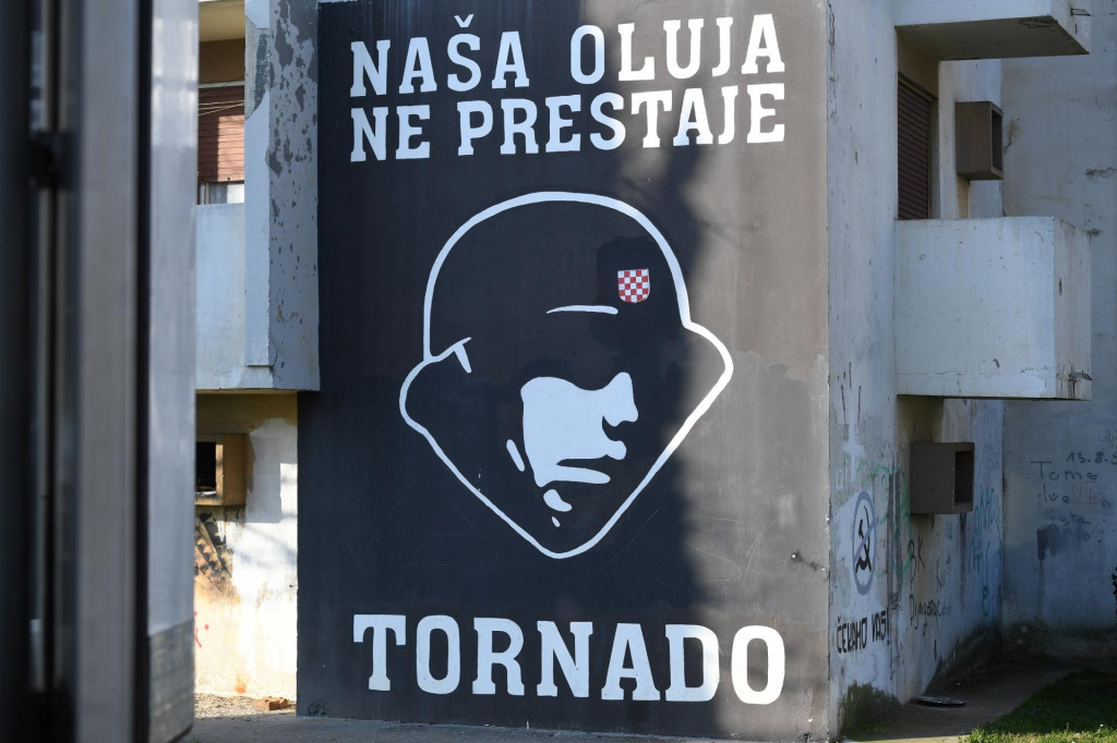 &lt;p&gt;Zadar, 010224.&lt;br&gt;
Na mural navijacke skupine Tornado, posvecen Oluji na Bulevaru nakon sto je netko preko sahovnice s prvim bijelim poljem crvenim sprejem nacrtao srce, danas je vracen isti grb.&lt;br&gt;