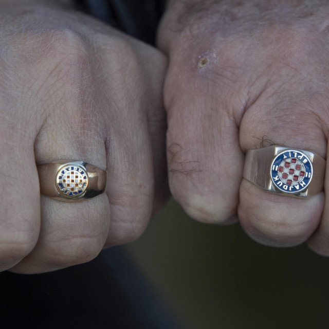 &lt;p&gt;Hajdukovi pečatnjaci na žuljevitim prstima&lt;/p&gt;