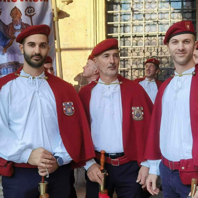 &lt;p&gt;Mladen Buconić sa sinovima Markom i Matom u Trumbunjerima na ovogodišnjoj Festi Svetog Vlaha&lt;/p&gt;