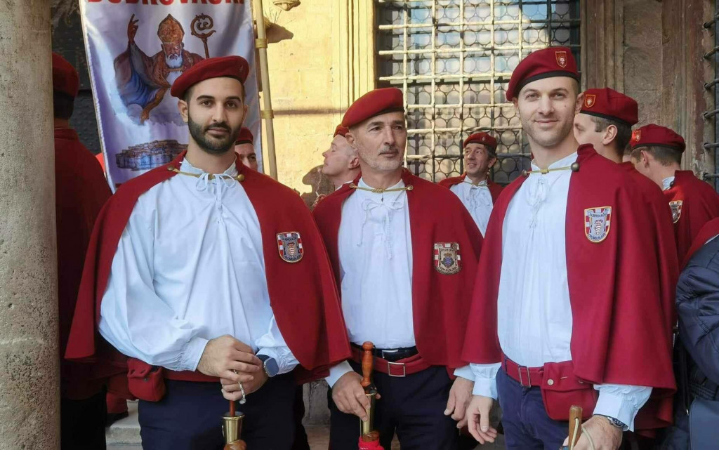 &lt;p&gt;Mladen Buconić sa sinovima Markom i Matom u Trumbunjerima na ovogodišnjoj Festi Svetog Vlaha&lt;/p&gt;