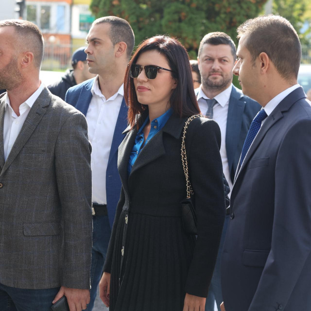&lt;p&gt;Sanja Vulić sa stranačkim kolegama&lt;/p&gt;