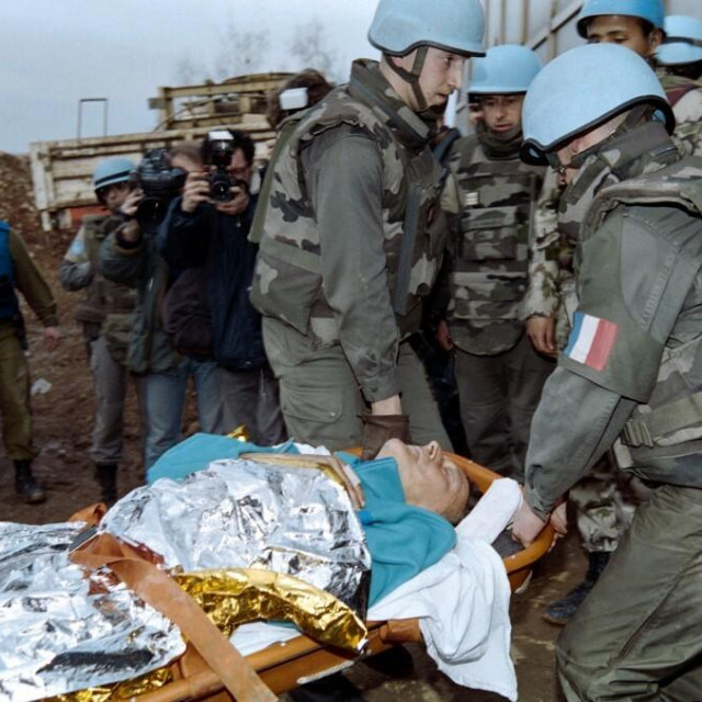 &lt;p&gt;Vojnici UN-a pomažu žrtvama s tržnice Markale 6. veljače 1994. godine&lt;/p&gt;
