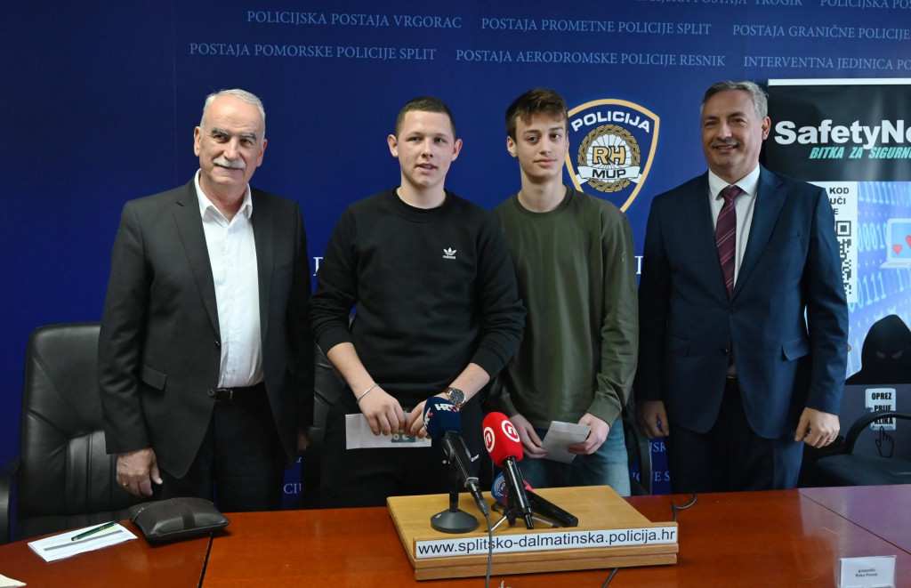 &lt;p&gt;Ante Radovčić i Slobodan Marendić s nagrađenim učenicima&lt;/p&gt;