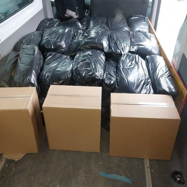 &lt;p&gt;Policija je u kombiju pronašla 480 kilograma rezanog duhana i 1500 kutija cigareta&lt;/p&gt;