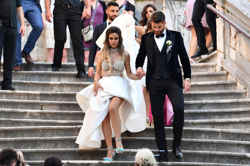 &lt;p&gt; Adriana i Duje Ćaleta Car na skalinima nakon vjenčanja u crkvi svetog Ignacija na Boškovićevoj poljani&lt;/p&gt;