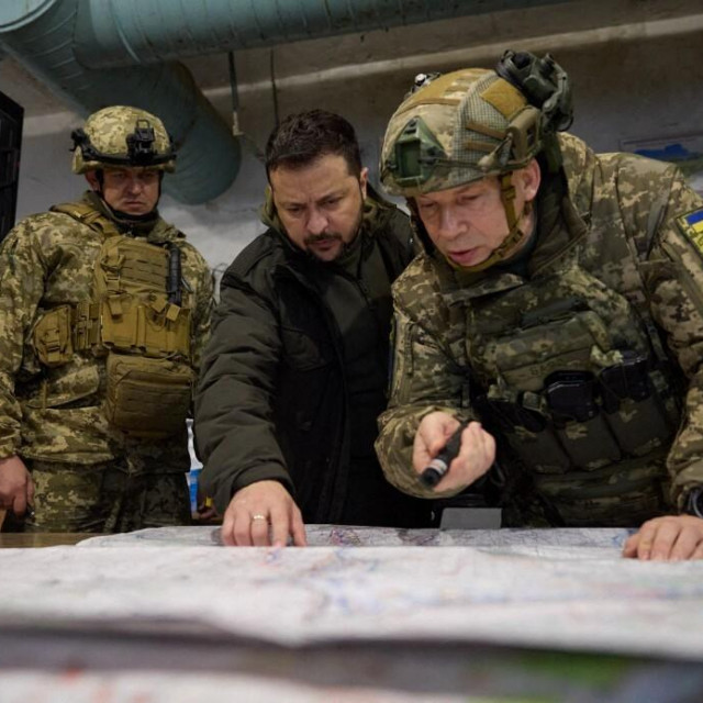 &lt;p&gt;Ukrajinski predsjednik Volodimir Zelenski i general pukovnik Oleksandr Sirski u posjetu zapovjednom mjestu ukrajinske vojske u Kupiansku, u regiji Kharkiv&lt;/p&gt;