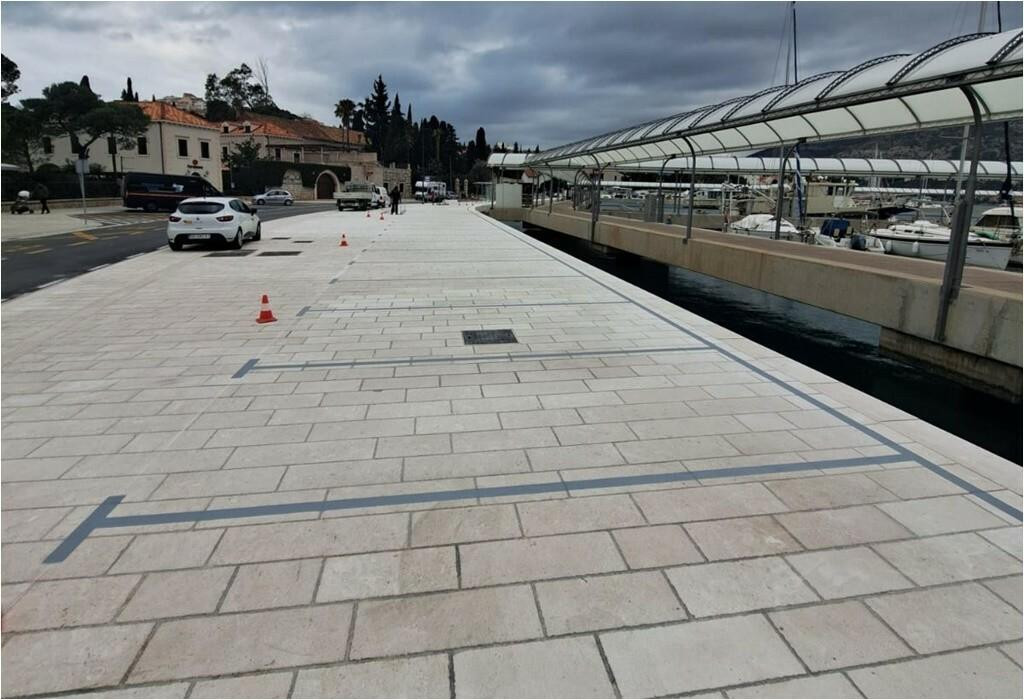 &lt;p&gt;Ocrtana parking mjesta na pomorskom dobru Lapadske obale trebala su biti dio dogovora Grada Dubrovnika i Laguna Tradea. Dok se to ne dogodi, parking je slobodan za građane&lt;/p&gt;
