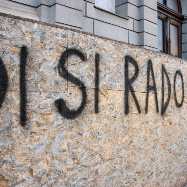 &lt;p&gt;Grafiti ‘Di si radosti‘ i ‘Di si lipa‘, koji aludiraju na poruke Ivana Turudica i Josipe Rimac osvanuli na pročelju muzeja Mimara&lt;br&gt;
 &lt;/p&gt;