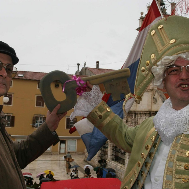 &lt;p&gt;zadar 240206&lt;br&gt;
karneval&lt;br&gt;
dogradonacelnik rede skarica predaje kljuc grada novom gradonacelniku peri grgonji&lt;br&gt;
foto jure miskovic&lt;br&gt;
-pok-&lt;/p&gt;
