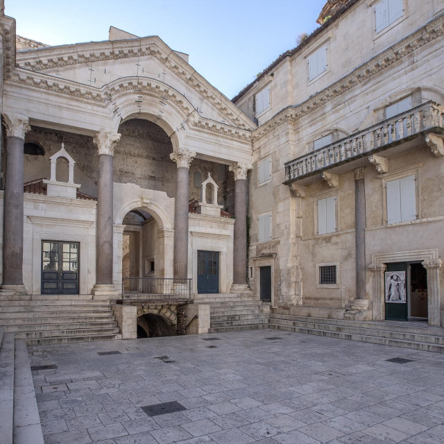 &lt;p&gt;Palača Skočibučić-Lukaris na Peristilu u kojoj je Grad Split kupio stan od 120 metara četvornih za pola milijuna eura. Na neviđeno&lt;/p&gt;