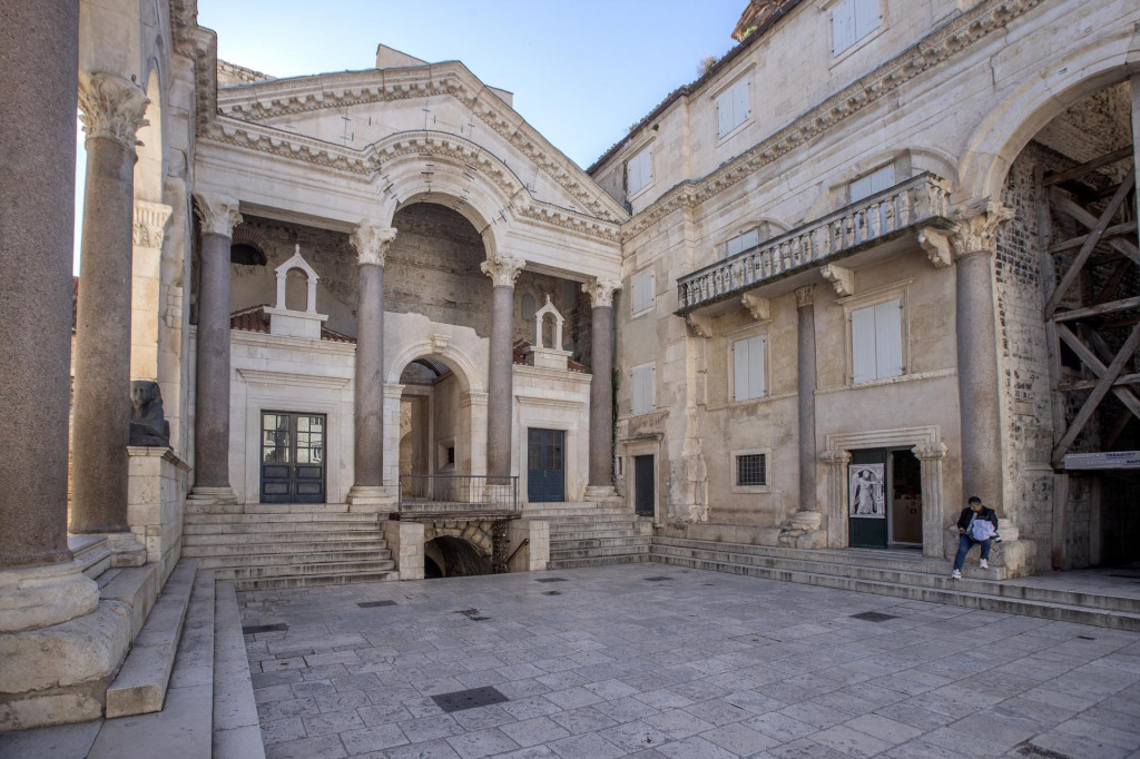 &lt;p&gt;Palača Skočibučić-Lukaris na Peristilu u kojoj je Grad Split kupio stan od 120 metara četvornih za pola milijuna eura. Na neviđeno&lt;/p&gt;