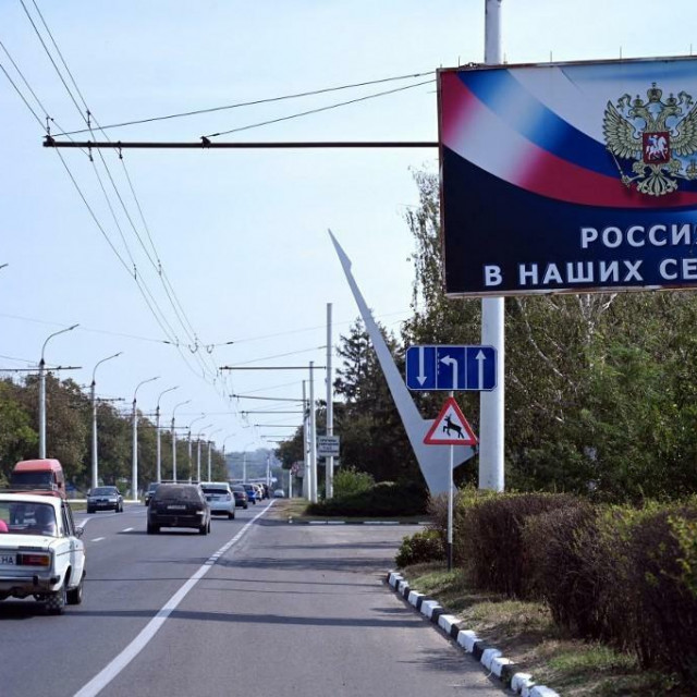 &lt;p&gt;Plakat s porukom ‘Rusija u našim srcima‘ na ulicama Tiraspola, glavnog grada Pridnjestrovlja&lt;/p&gt;