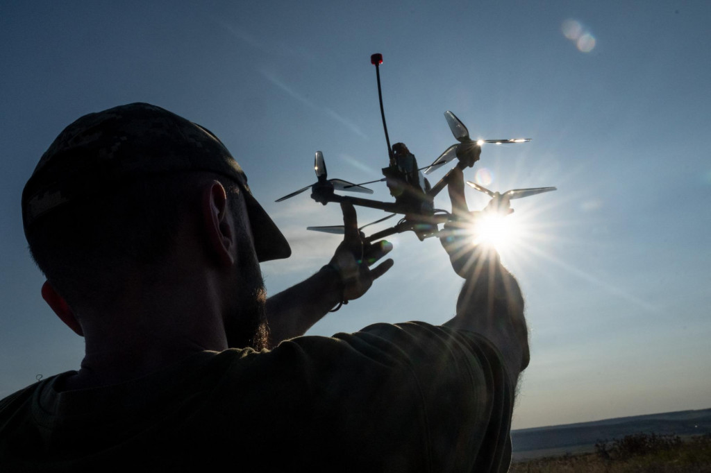 &lt;p&gt;Pripadnik 24. brigade ukrajinske vojske podiže dron&lt;/p&gt;