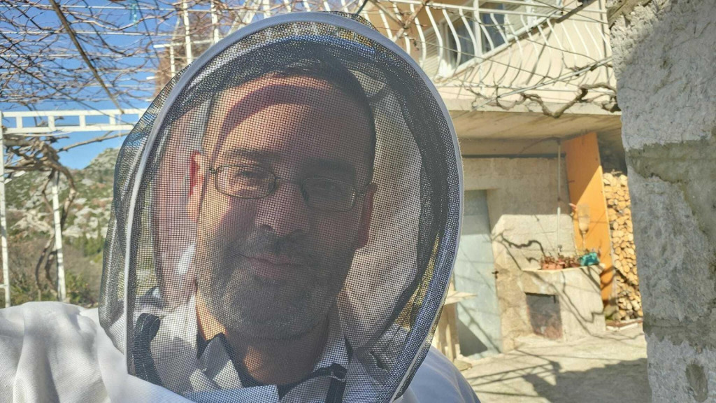 &lt;p&gt;Nikša Grljević se u slobodno vrijeme bavi pčelarstvom&lt;/p&gt;