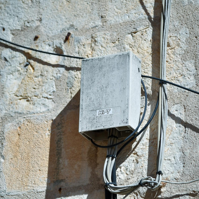 &lt;p&gt;DV&lt;br&gt;
Dubrovnik, 220323&lt;br&gt;
Neuredno postavljeni kabeli na gradskim proceljima i fasadama.&lt;br&gt;