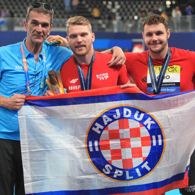 &lt;p&gt;Mladen Rak, Jerko Marinić Kragić i Rino Burić u Dohi s bandjerom Hajduka, trofejom prvaka svijeta, zlatnim medaljama&lt;/p&gt;
