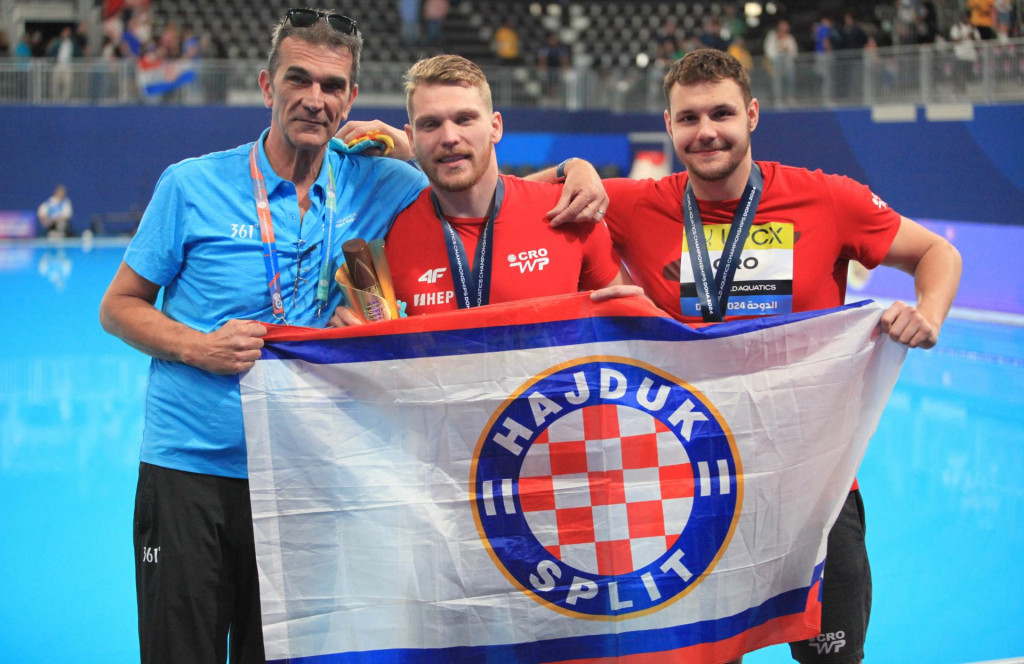 &lt;p&gt;Mladen Rak, Jerko Marinić Kragić i Rino Burić u Dohi s bandjerom Hajduka, trofejom prvaka svijeta, zlatnim medaljama&lt;/p&gt;