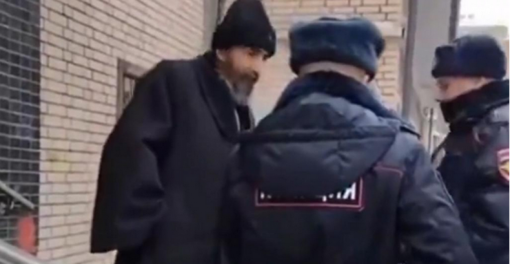 &lt;p&gt;Pravoslavni svećenik i aktivist Grigorij Mihnov-Vaitenko&lt;strong&gt; &lt;/strong&gt;uhićen je odmah po izlasku iz svoga doma&lt;/p&gt;