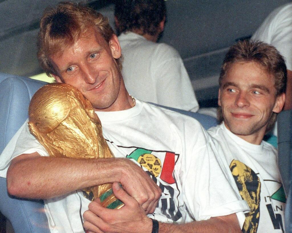 &lt;p&gt;Andreas Brehme drži trofej Svjetskog prvenstva&lt;/p&gt;