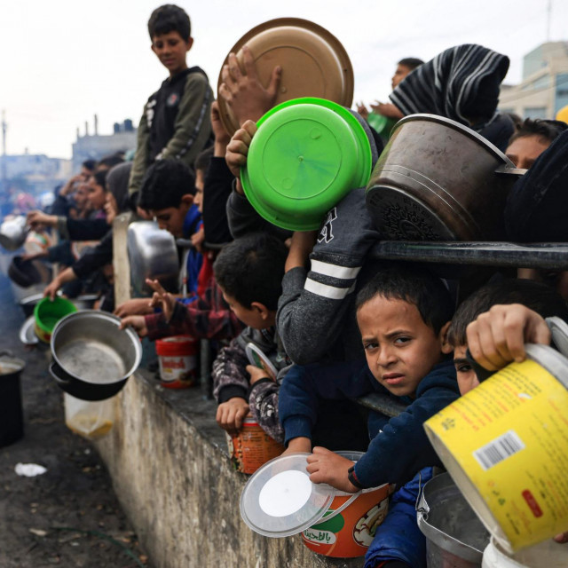 &lt;p&gt;U izbjegličkom kampu u Rafahu na jugu Pojasa Gaze palestinska djeca čekaju da dobiju hranu iz donacija AFP&lt;/p&gt;