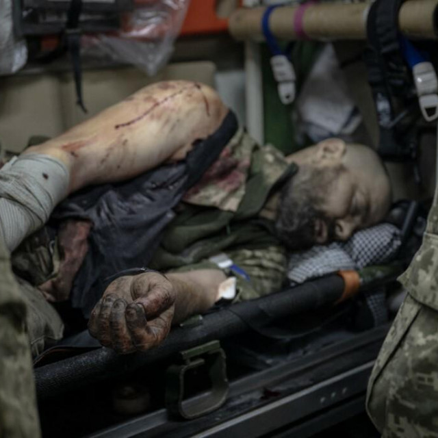 &lt;p&gt;Pružanje pomoći ranjenom ukrajinskom vojniku u Avdiivki&lt;/p&gt;