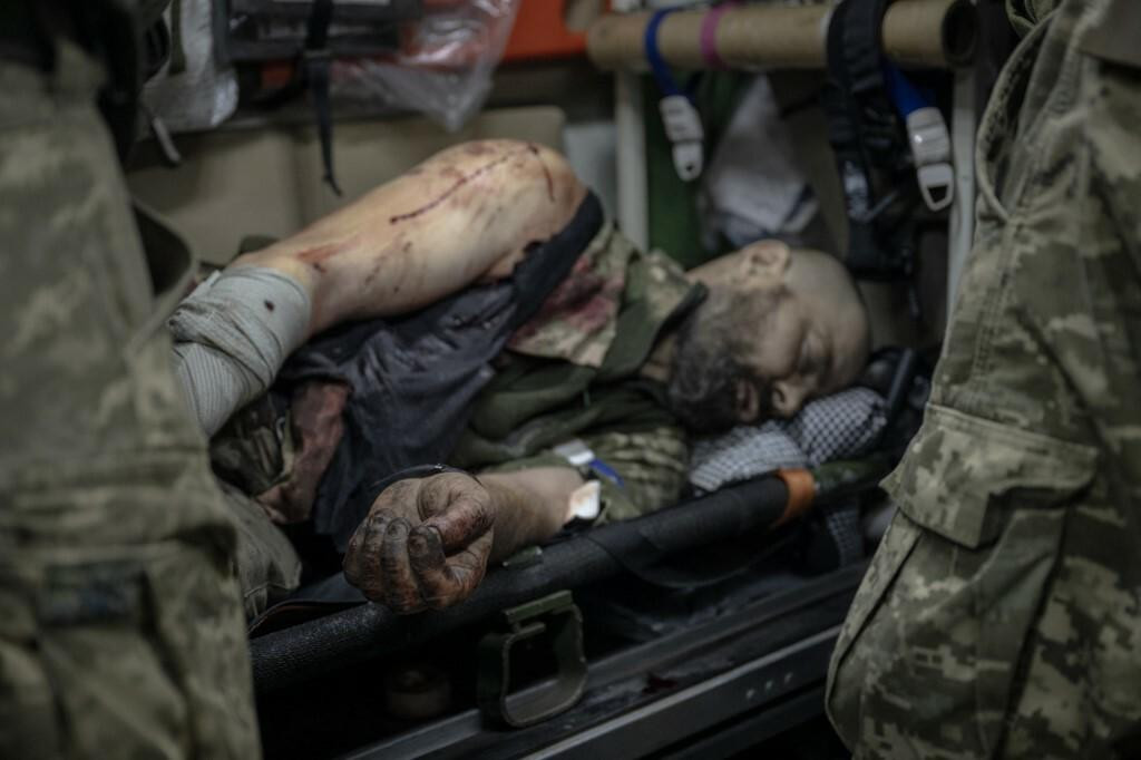 &lt;p&gt;Pružanje pomoći ranjenom ukrajinskom vojniku u Avdiivki&lt;/p&gt;