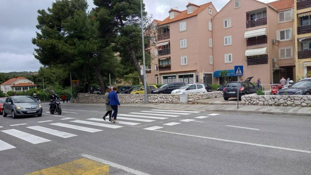 &lt;p&gt;Pješački prijelaz na početku Vojnovića, kod skretanja za OB Dubrovnik jedan je od opasnijih u Dubrovniku&lt;/p&gt;