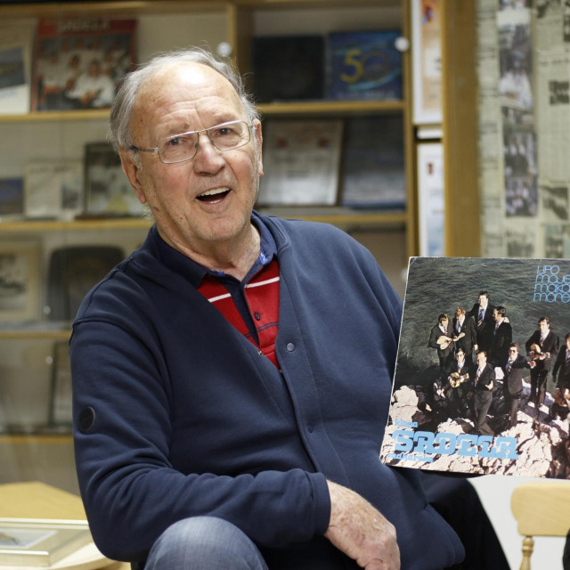 &lt;p&gt;Nikša Gilić ove godine slavi 70 godina kontuniranog klapskog pjevanja, a osnivač je i najdugovječnije klape u Makarskoj (na fotografiji s prvim LP-om klape)&lt;/p&gt;