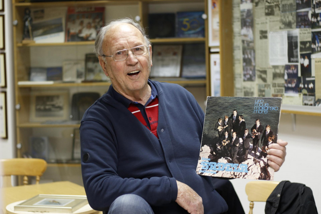 &lt;p&gt;Nikša Gilić ove godine slavi 70 godina kontuniranog klapskog pjevanja, a osnivač je i najdugovječnije klape u Makarskoj (na fotografiji s prvim LP-om klape)&lt;/p&gt;