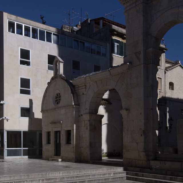 &lt;p&gt;Zgrada na Peristilu u kojoj je nekada bila smještena Splitska banka, a koja je u vlasništvu grada Splita&lt;/p&gt;