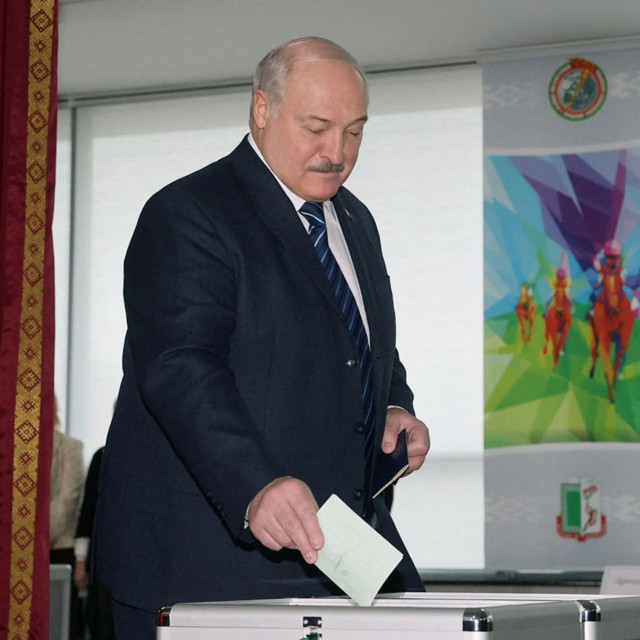 &lt;p&gt;Aleksandar Lukašenko glasa na današnjim parlamentarnim izborima na svome biračkom mjestu u Minsku&lt;/p&gt;